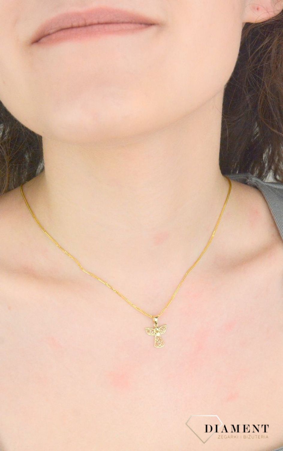 Zawieszka złota aniołek ażurowy próba 375, ZA 7400 375 Wisiorek został wykonany z wysokiej jakości złota próby 375. Złoto to jeden z najpopularniejszych kruszców, cenione przez kobiety na całym świecie i często1.jpg